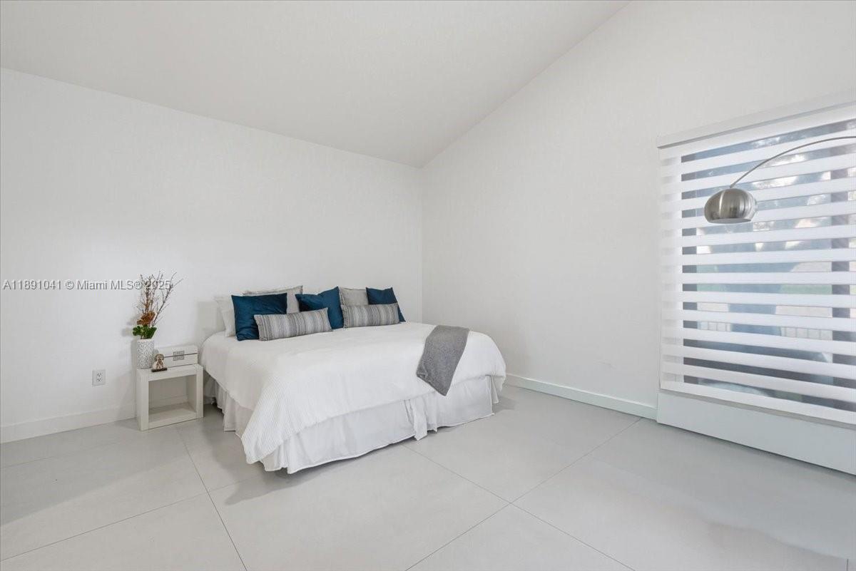 1441 E Lacosta Dr E Pembroke Pines, FL 33027