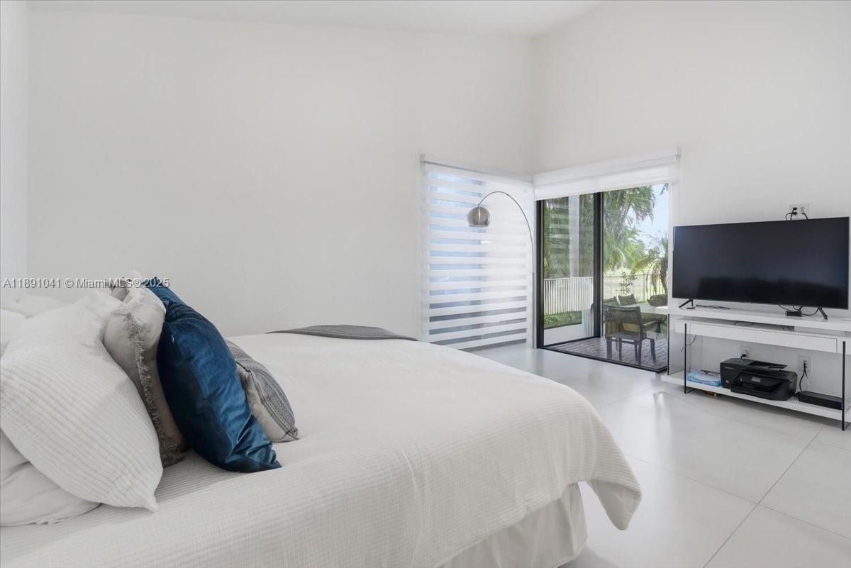 1441 E Lacosta Dr E Pembroke Pines, FL 33027