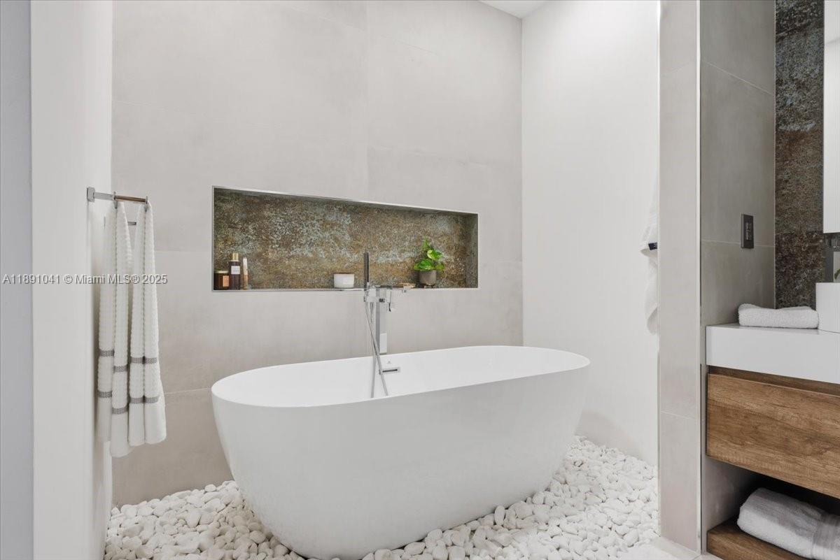 1441 E Lacosta Dr E Pembroke Pines, FL 33027