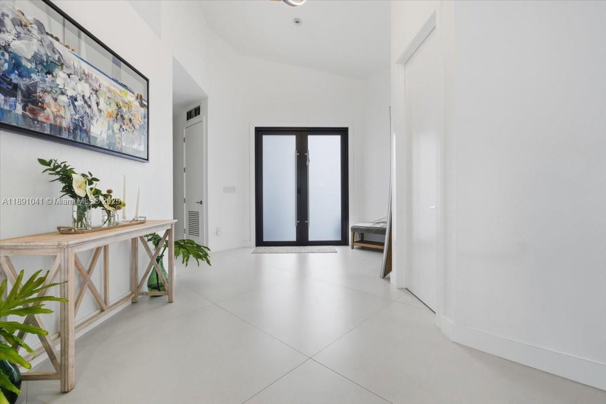 1441 E Lacosta Dr E Pembroke Pines, FL 33027