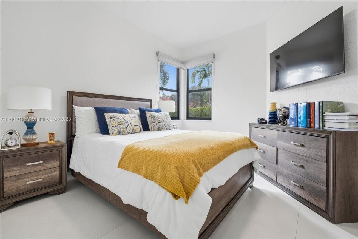 1441 E Lacosta Dr E Pembroke Pines, FL 33027