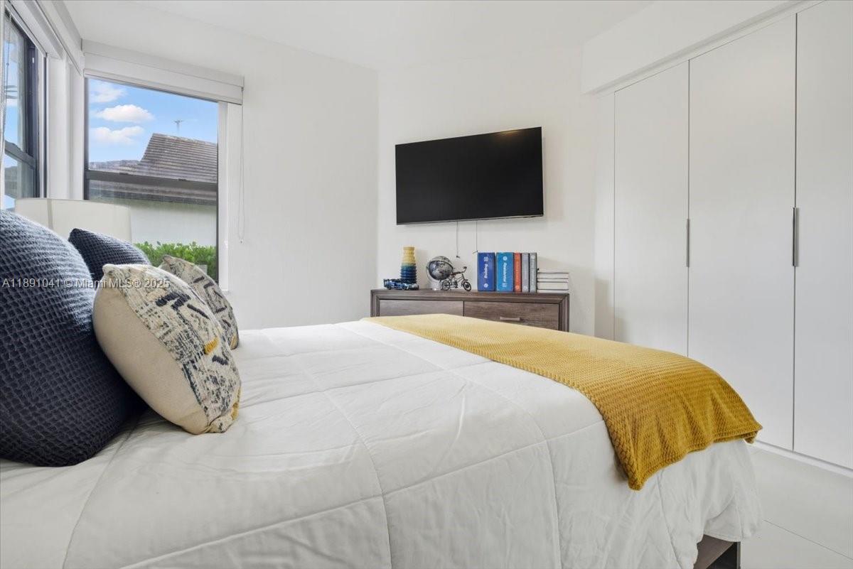 1441 E Lacosta Dr E Pembroke Pines, FL 33027