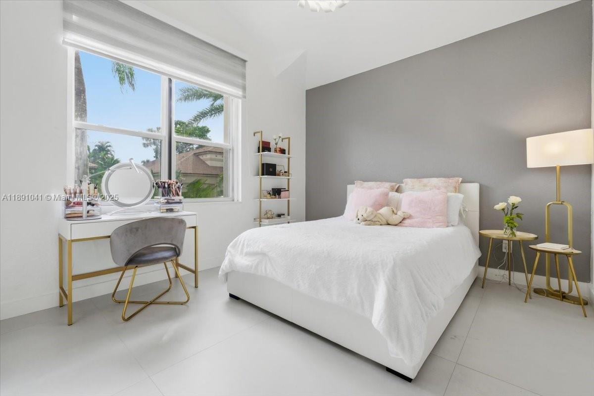 1441 E Lacosta Dr E Pembroke Pines, FL 33027