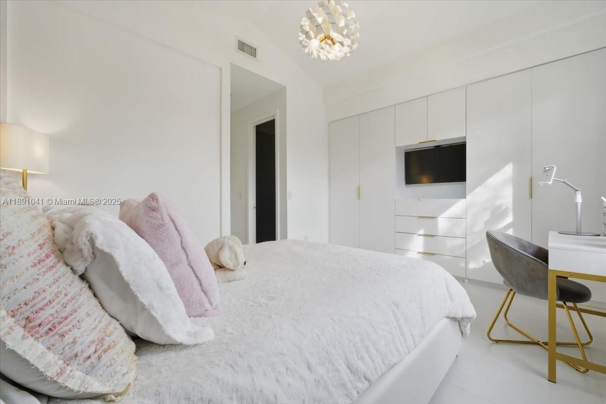 1441 E Lacosta Dr E Pembroke Pines, FL 33027