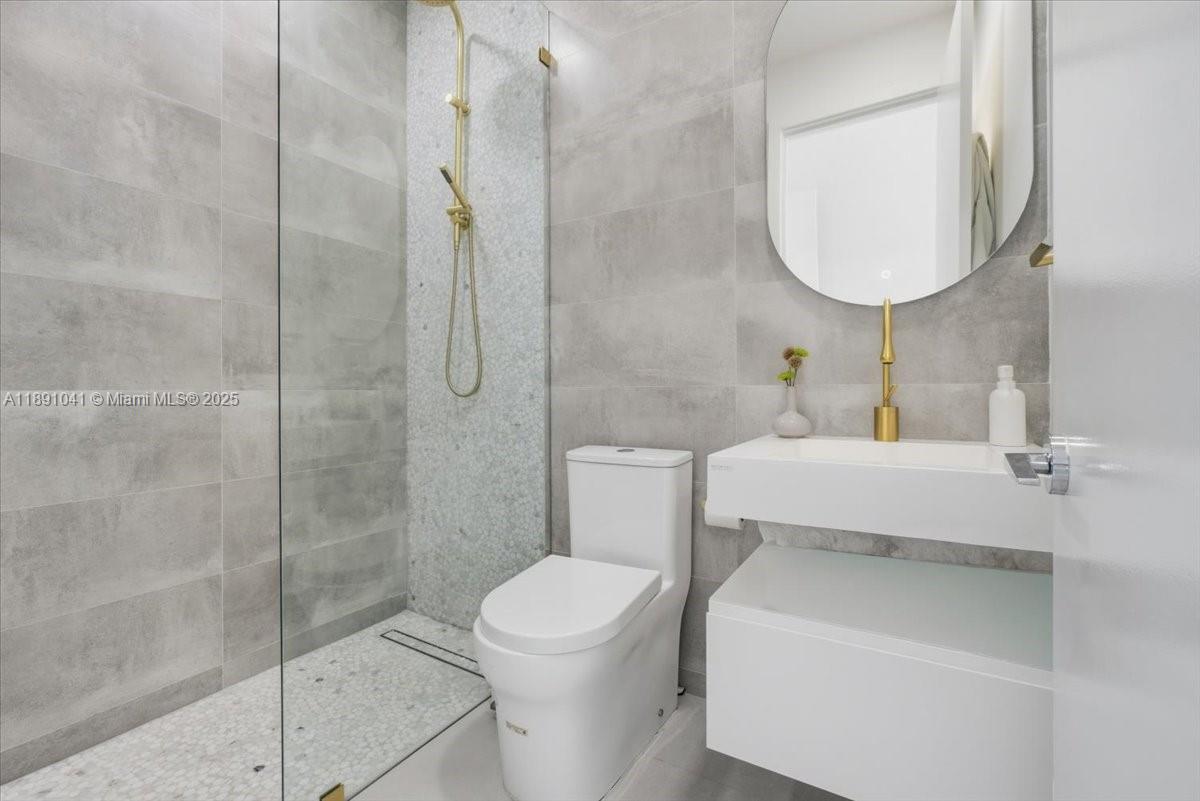 1441 E Lacosta Dr E Pembroke Pines, FL 33027