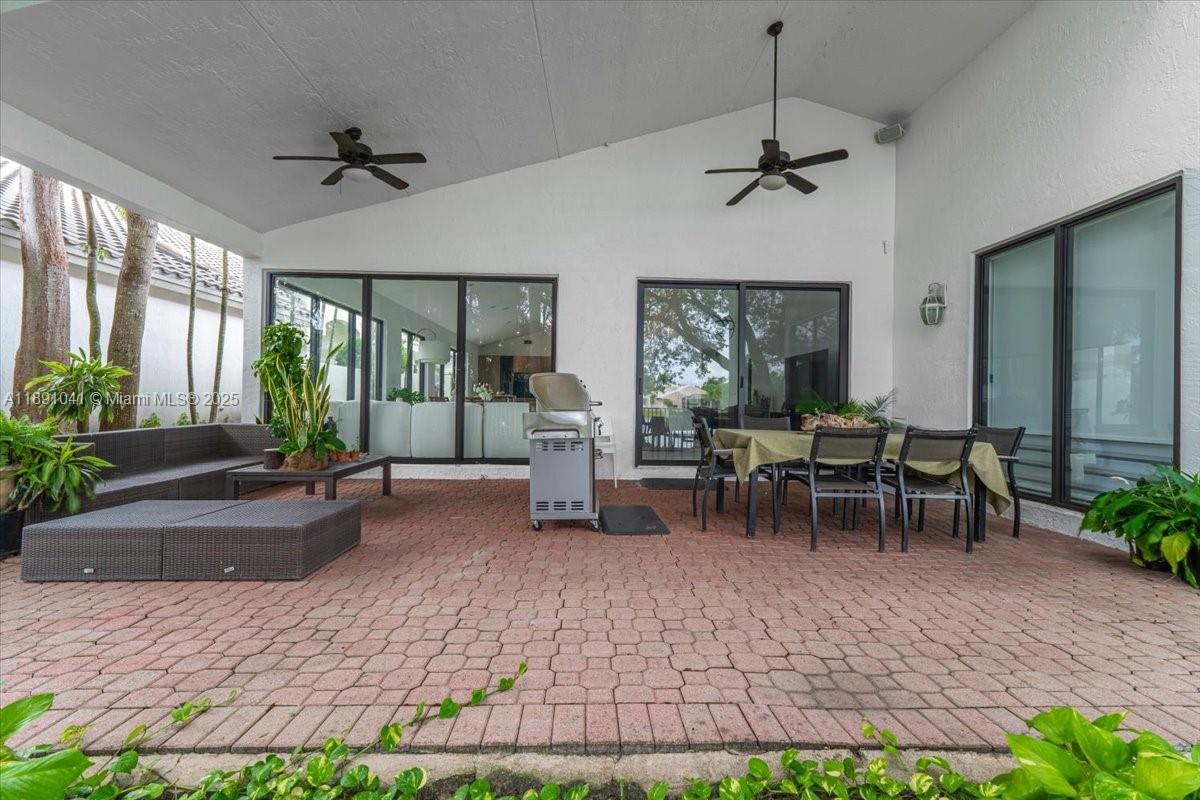 1441 E Lacosta Dr E Pembroke Pines, FL 33027