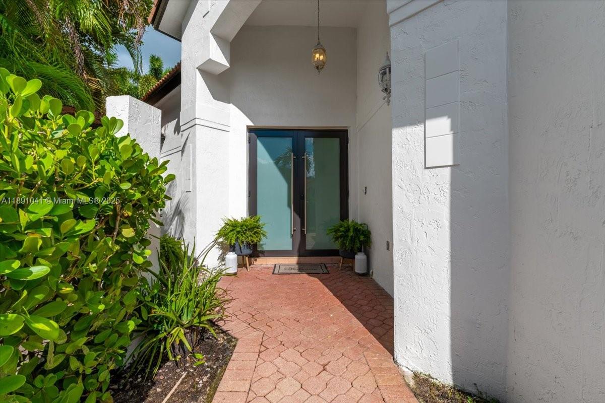 1441 E Lacosta Dr E Pembroke Pines, FL 33027