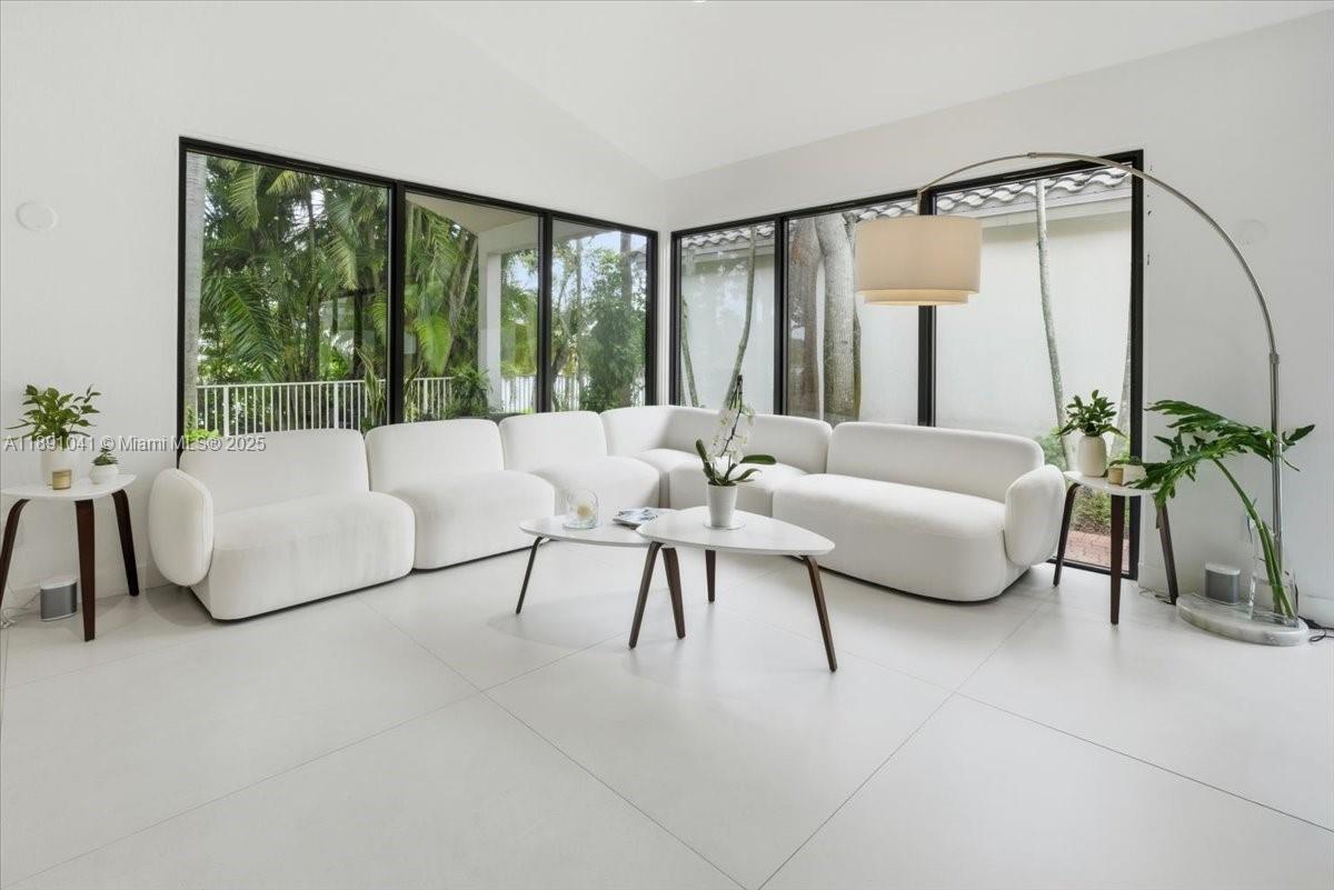 1441 E Lacosta Dr E Pembroke Pines, FL 33027