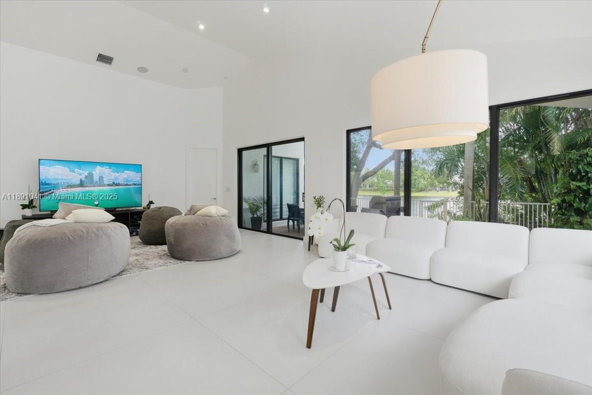 1441 E Lacosta Dr E Pembroke Pines, FL 33027