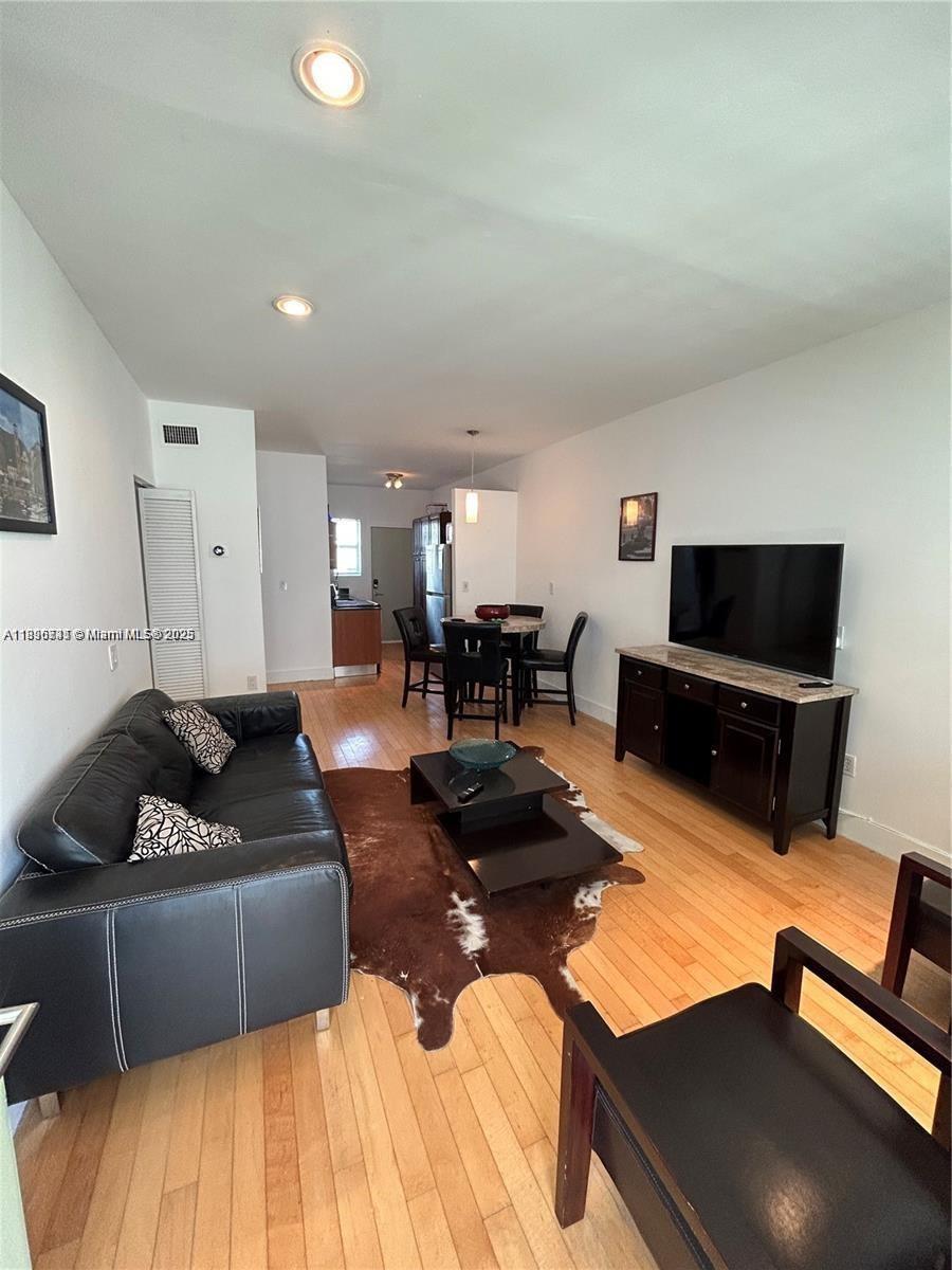 1045 Lenox Ave #11
