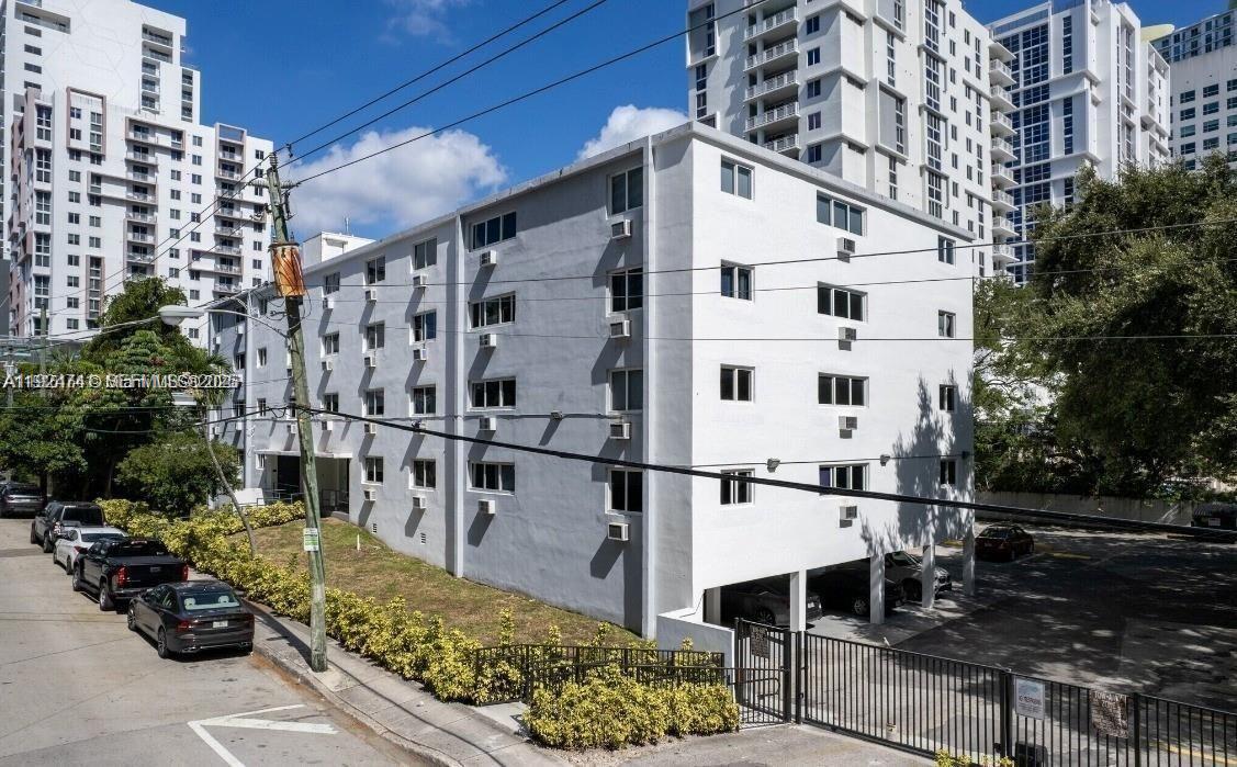 143 SW 9th St #203 Miami, FL 33130