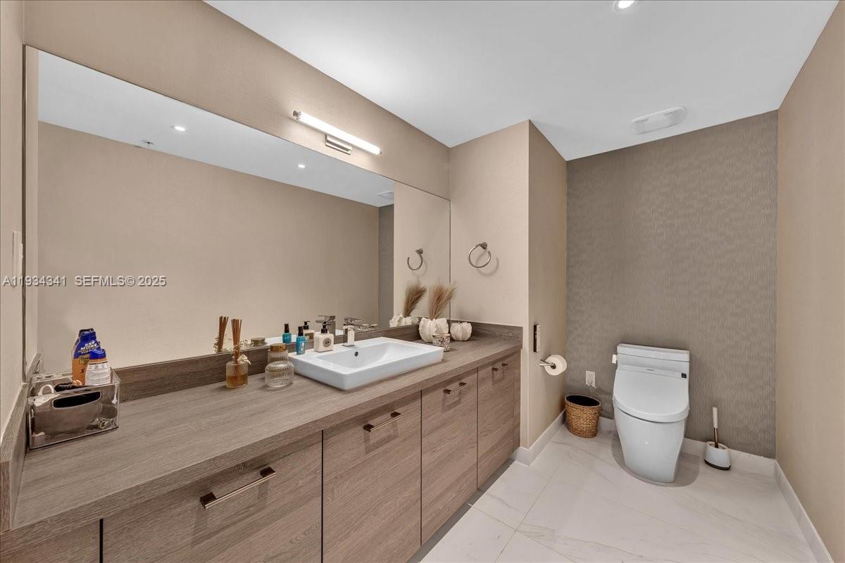 image 400 Sunny Isles Condo Eas7