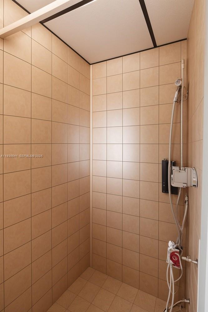 6811 Thomas St Hollywood, FL 33024