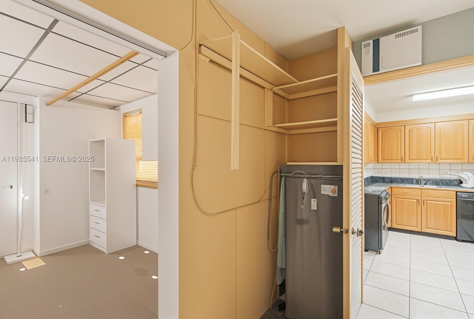 6811 Thomas St Hollywood, FL 33024