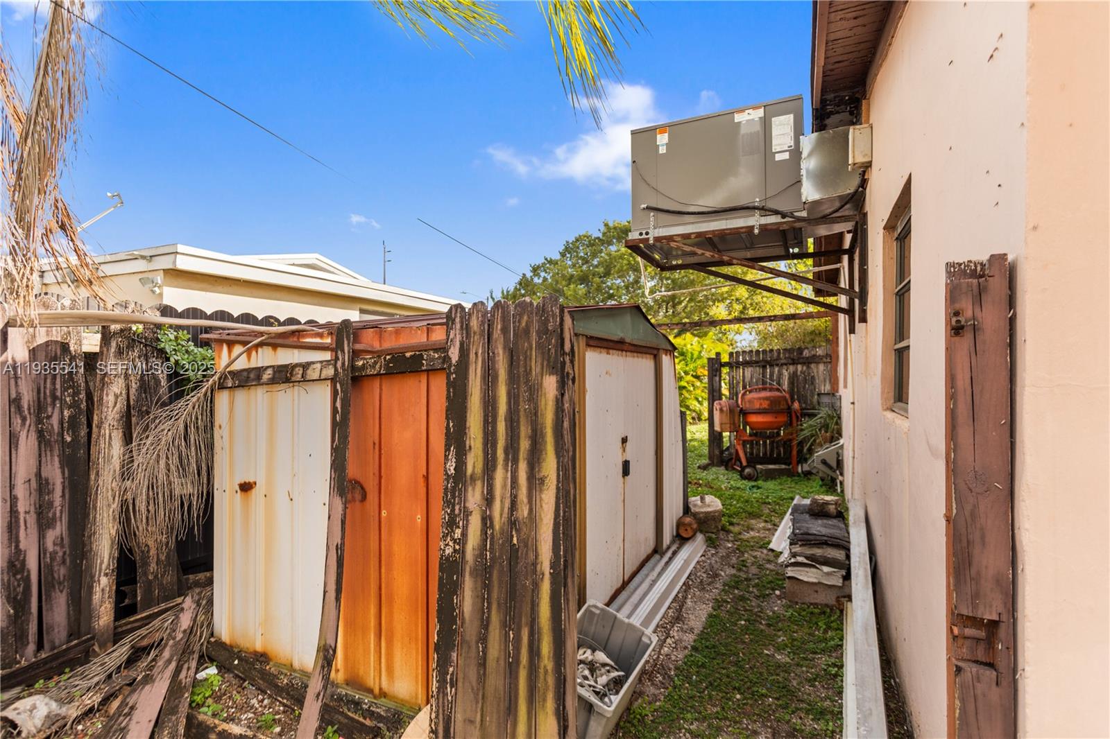 6811 Thomas St Hollywood, FL 33024