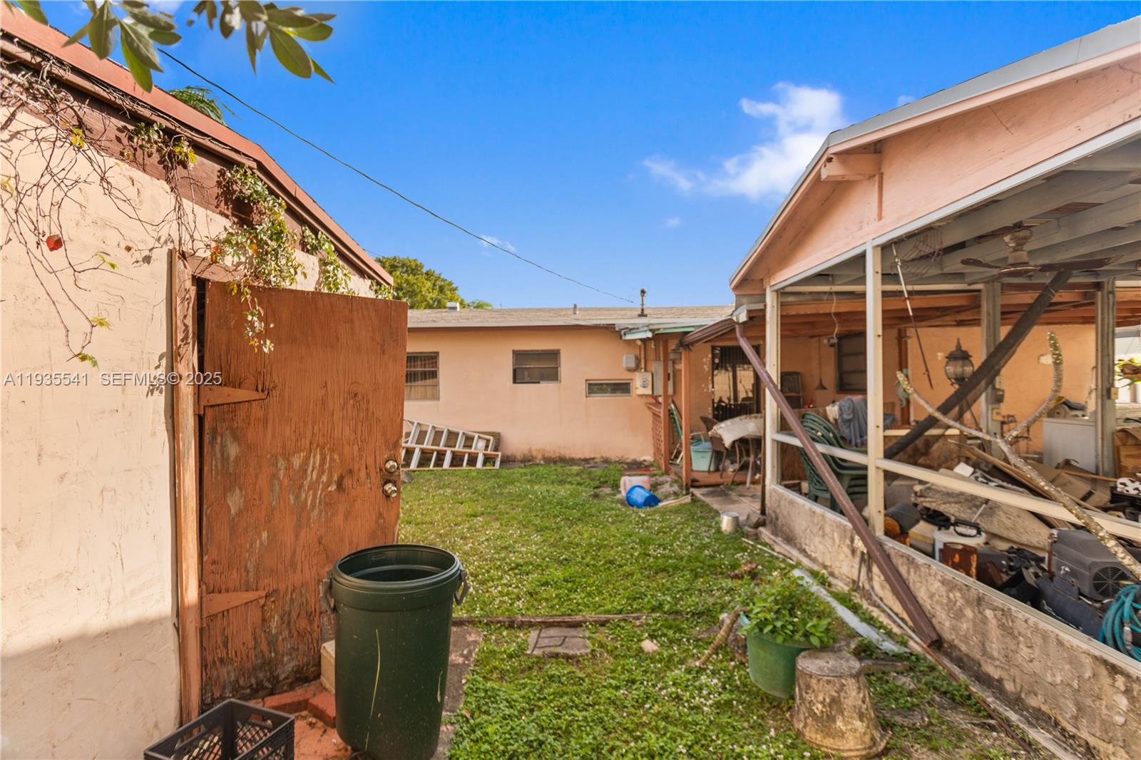 6811 Thomas St Hollywood, FL 33024