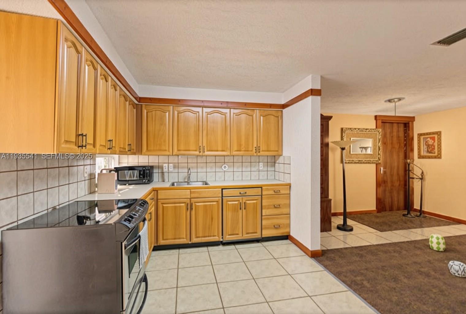 6811 Thomas St Hollywood, FL 33024