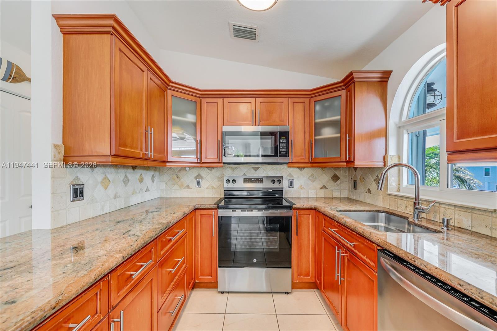 21 Mangrove Ln Key Largo, FL 33037