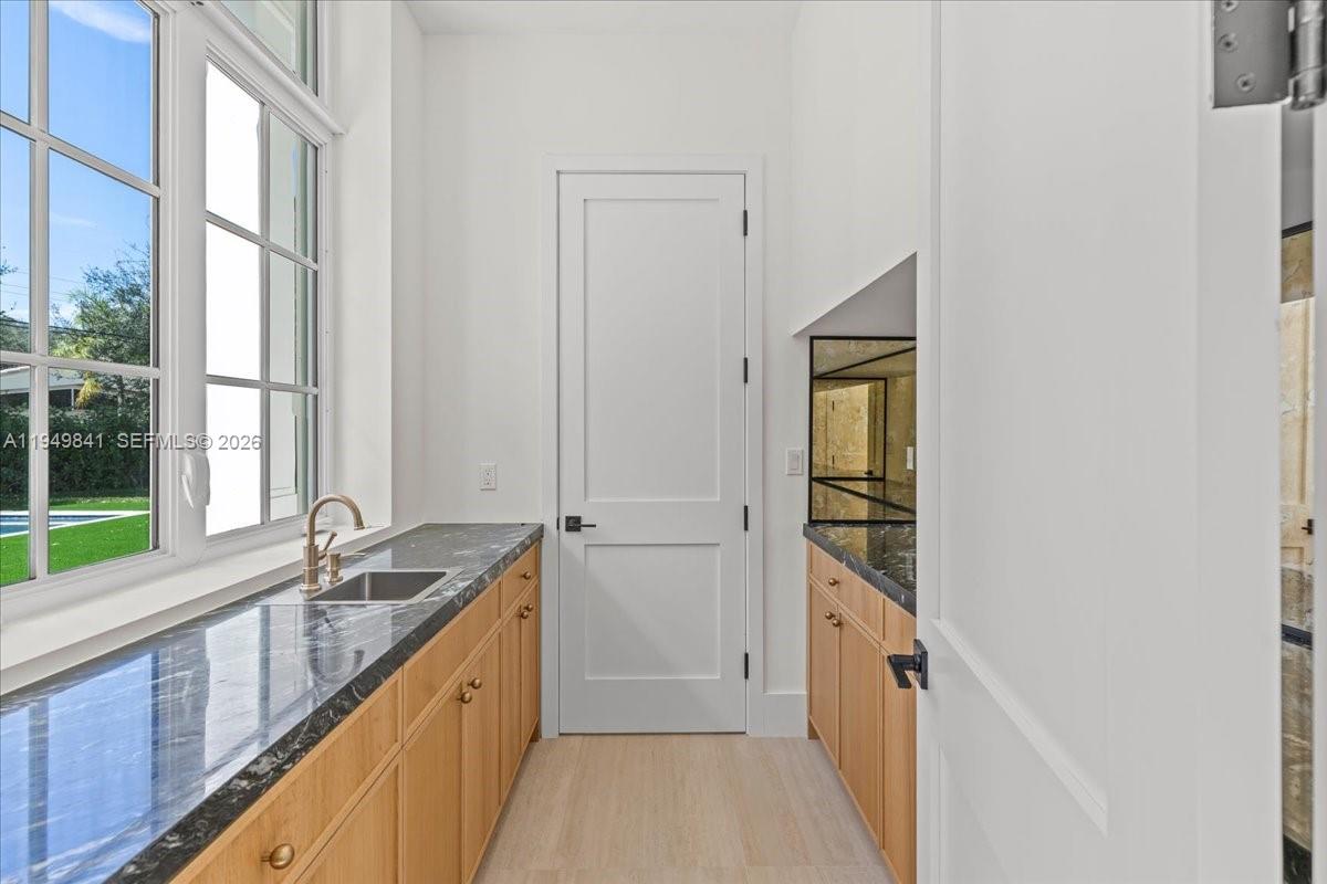 5940 SW 100th Ter Pinecrest, FL 33156