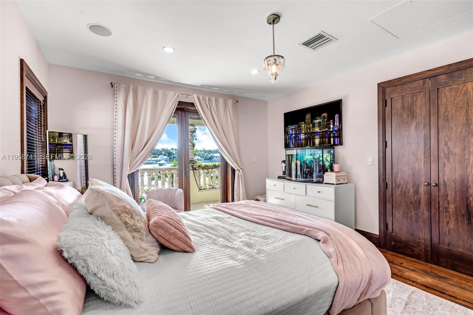 1398 Bay Dr Miami Beach, FL 33141