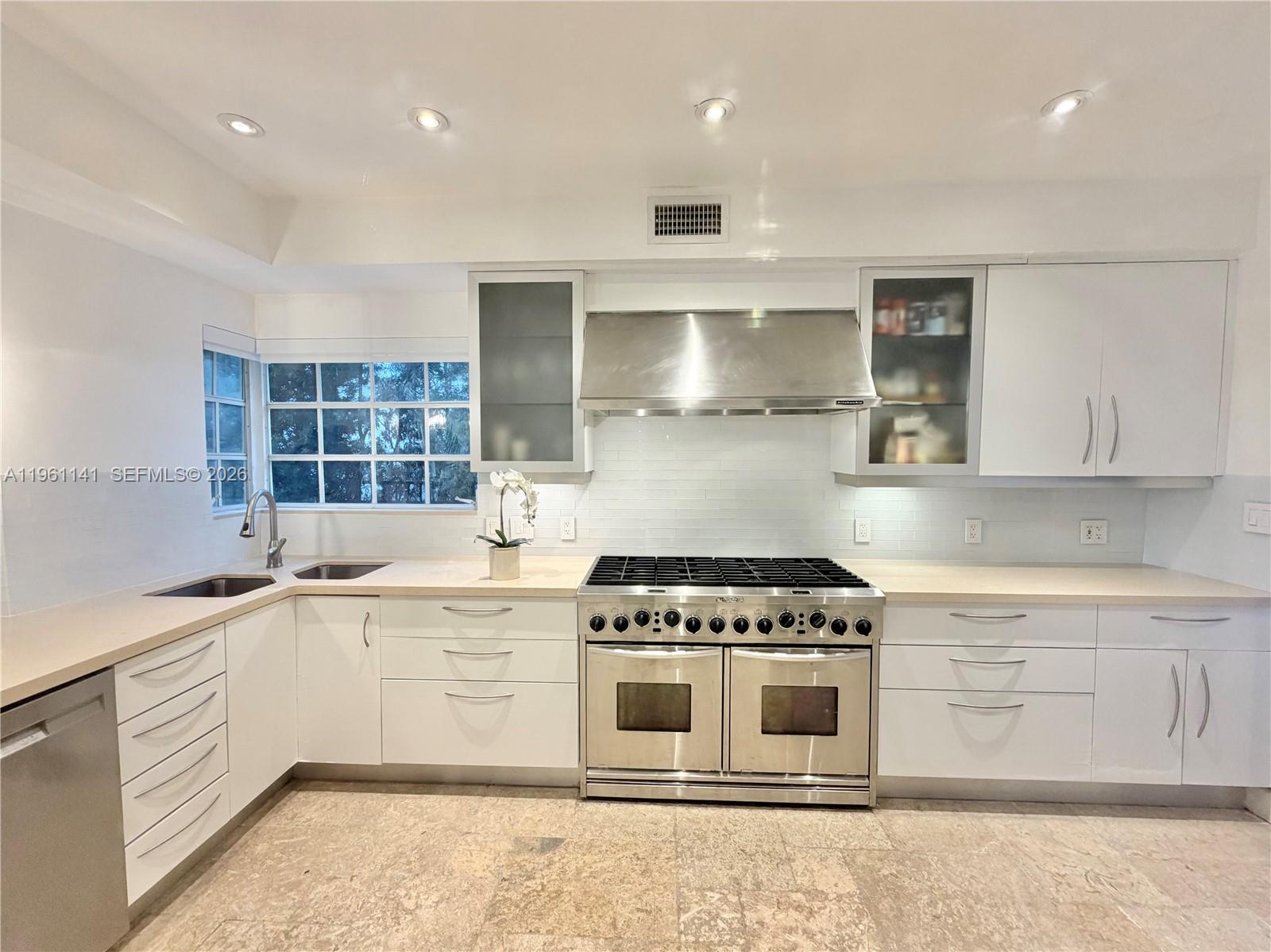 224 S Coconut Ln Miami Beach, FL 33139