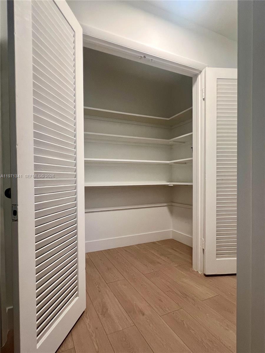 195 Sunrise Dr #8 Key Biscayne, FL 33149