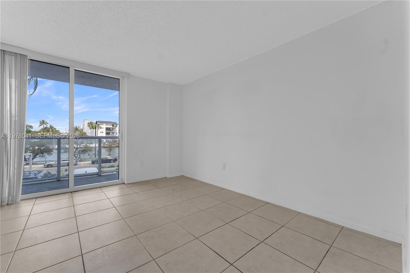 2457 Collins Ave #201 Miami Beach, FL 33140