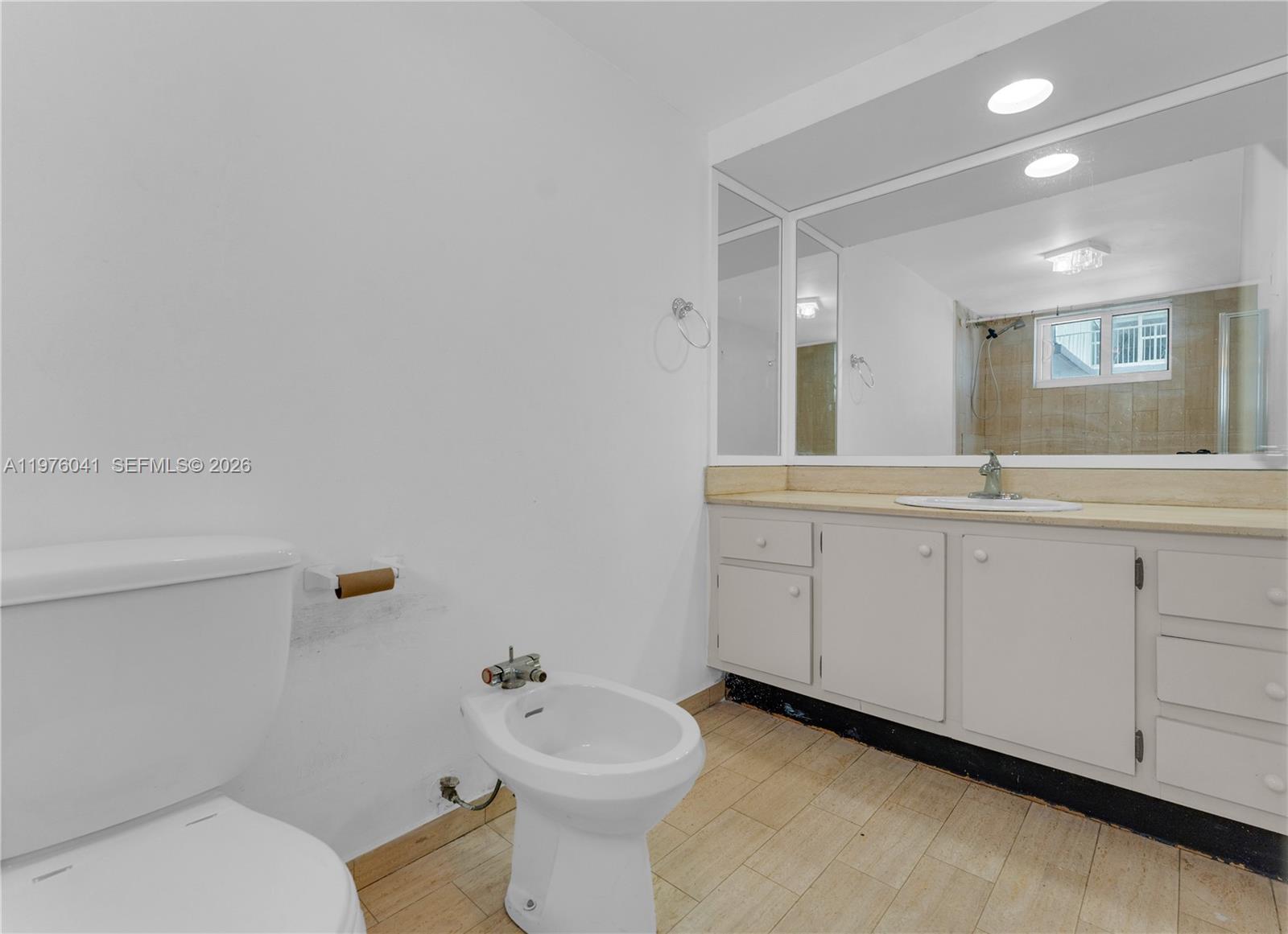 2457 Collins Ave #201 Miami Beach, FL 33140