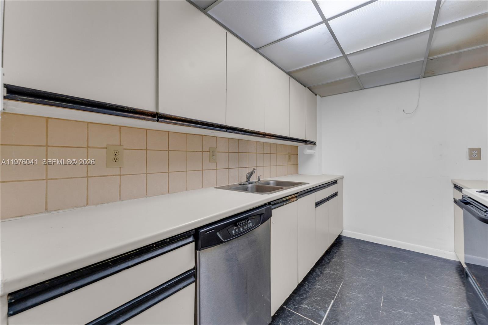 2457 Collins Ave #201 Miami Beach, FL 33140