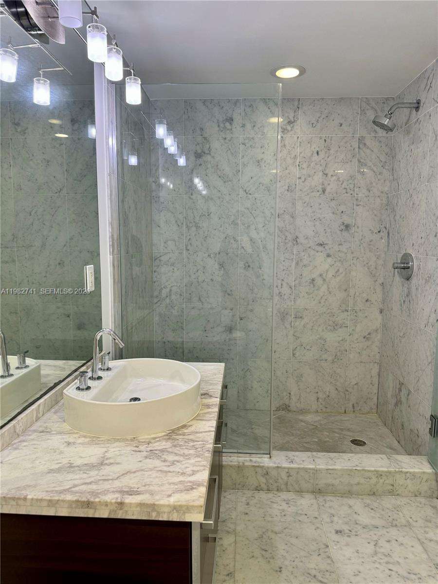 image Vizcayne South15