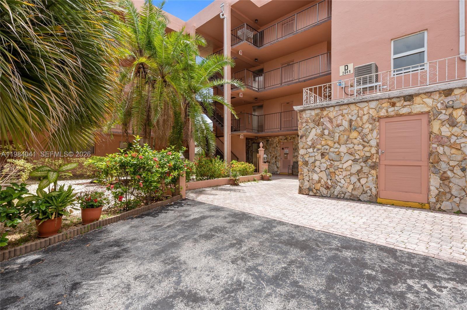 2841 Somerset Dr #318 Lauderdale Lakes, FL 33311