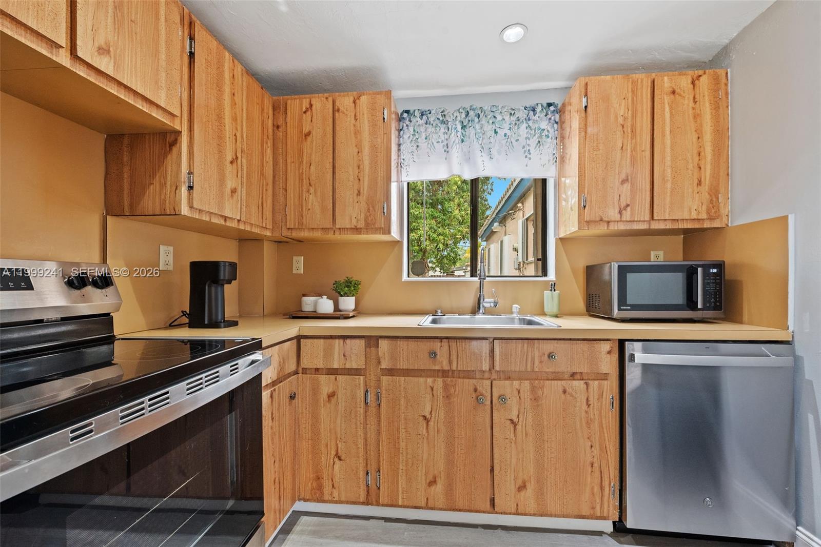 1395 NE 177th St North Miami Beach, FL 33162