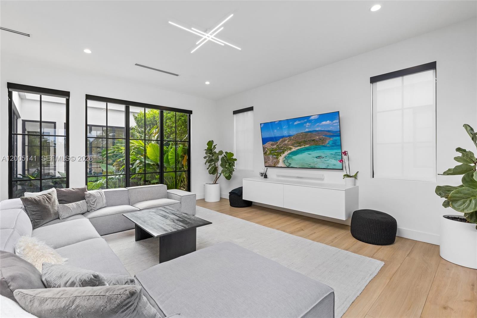 895 NE 76th St Miami, FL 33138