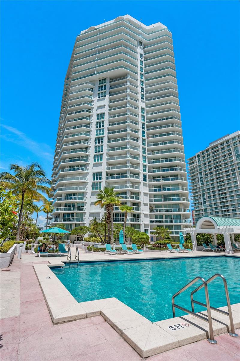 16500 Collins Ave #652