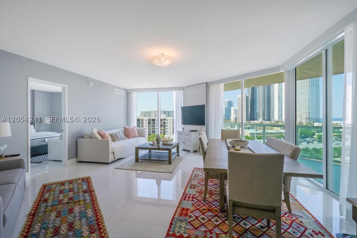 image St Tropez Sunny Isles1