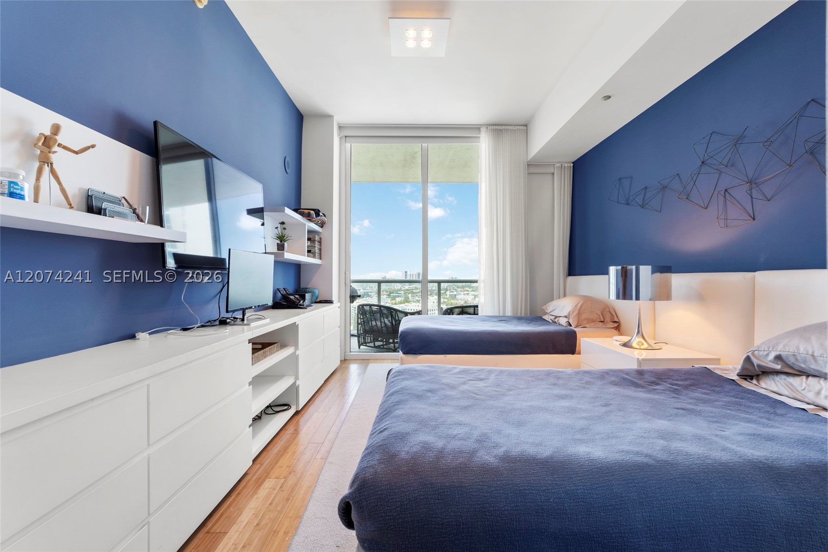 100 S Pointe Dr #1810 Miami Beach, FL 33139