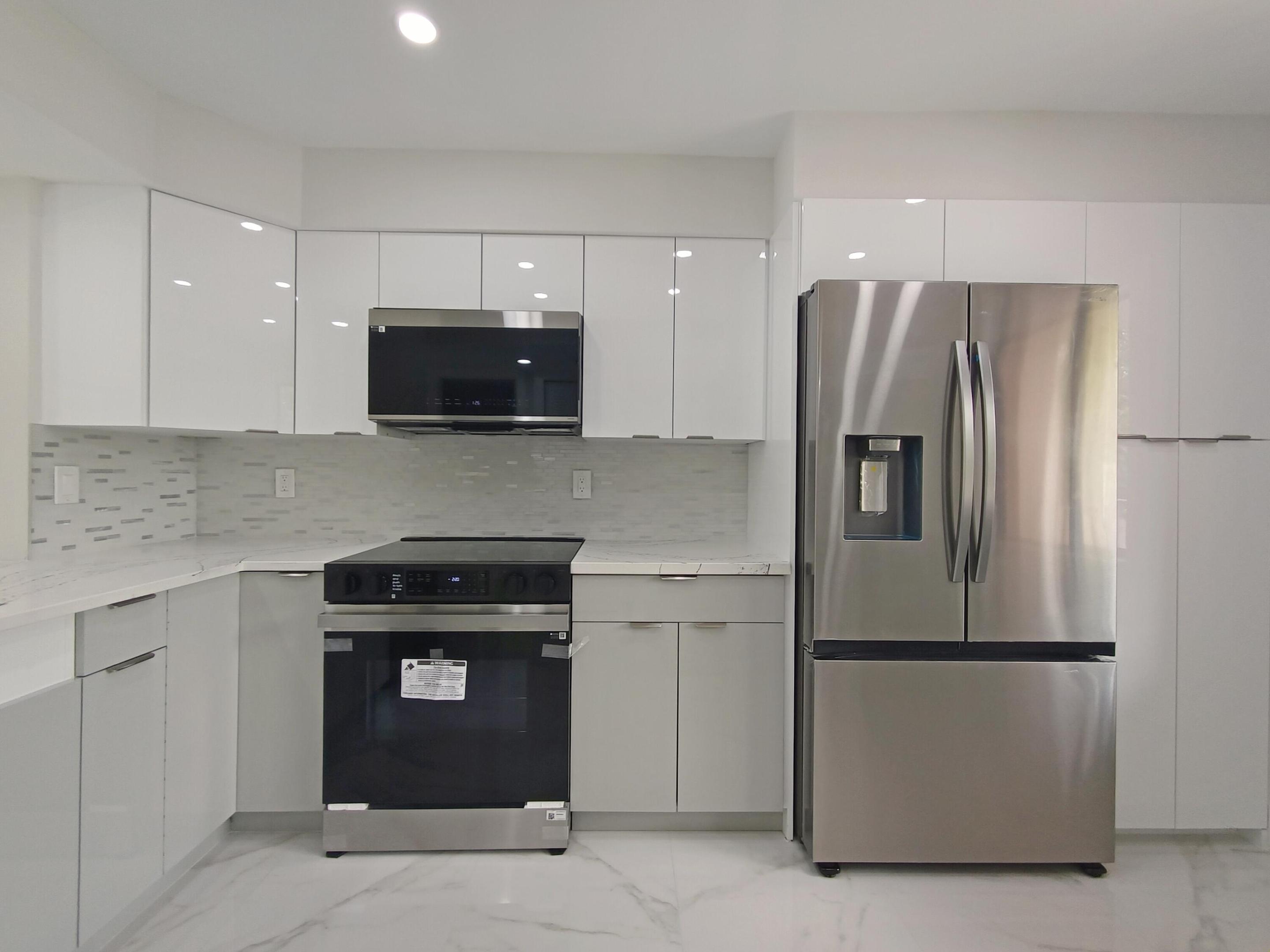 7280 Amberly #207