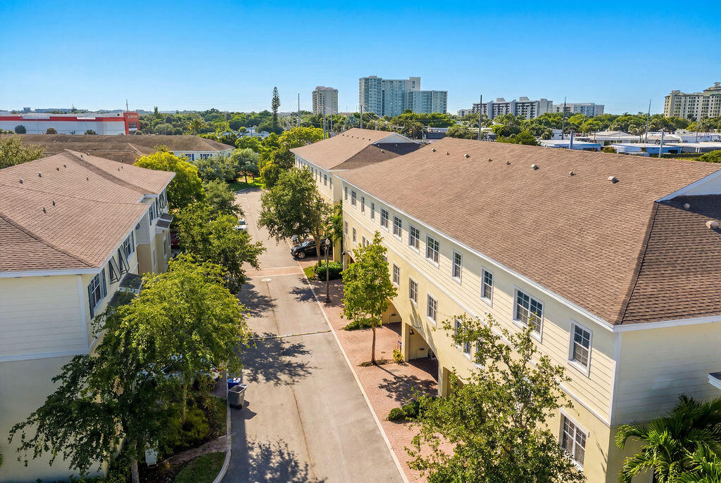 261 SW 6th Pompano Beach, FL 33060