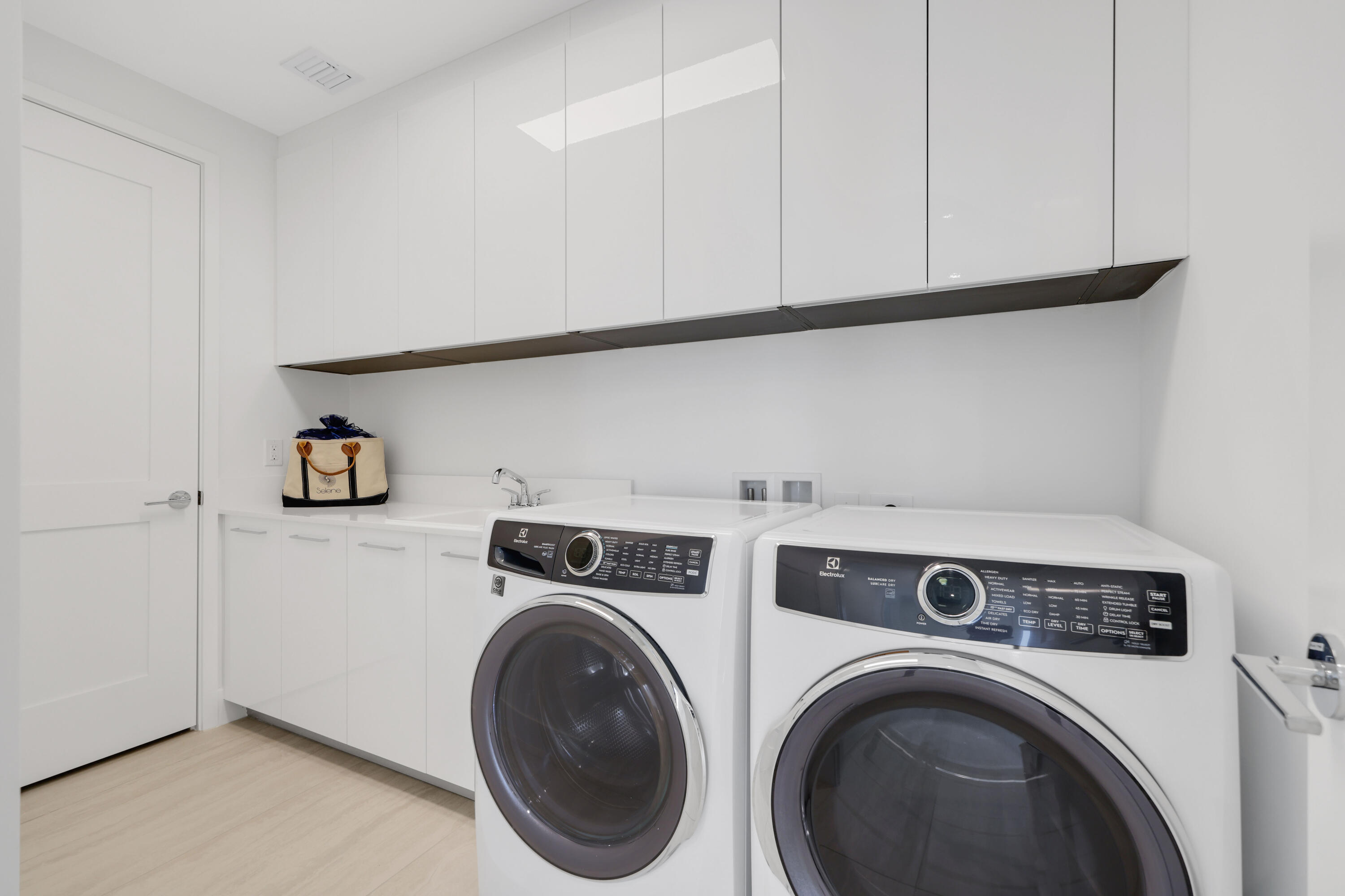 151 N Seabreeze #903 Fort Lauderdale, FL 33304