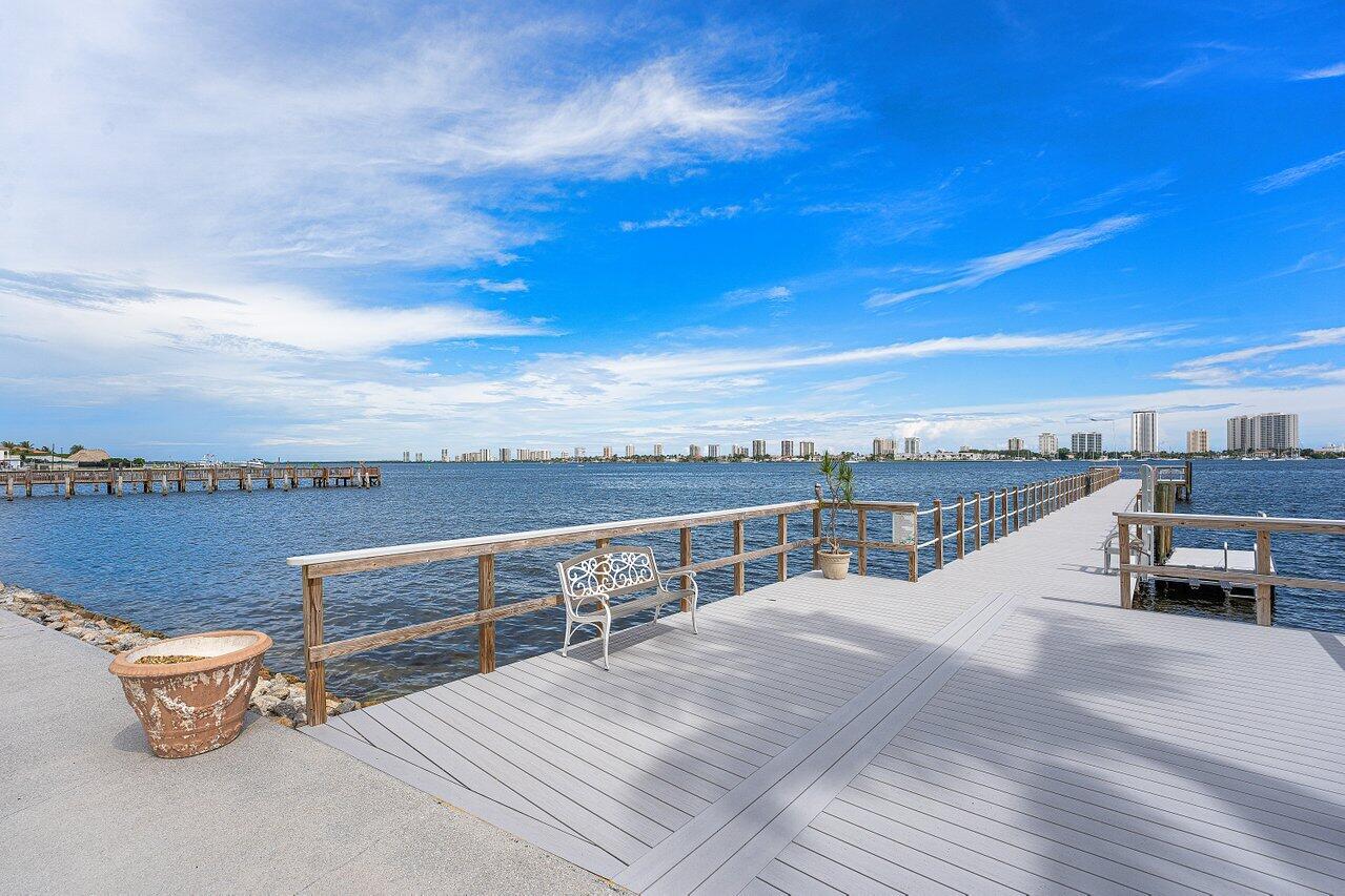3040 Lake Shr Dr #502