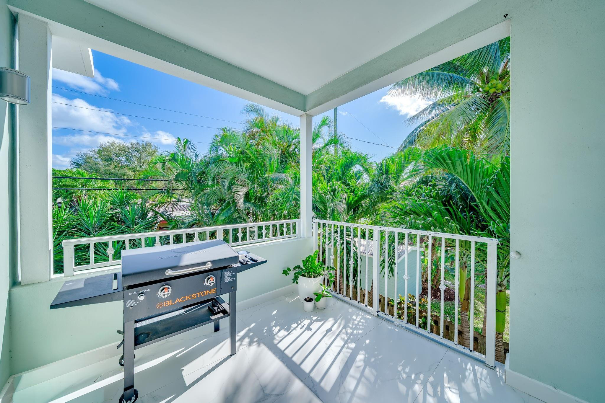 1112 NE 17th #1112 Fort Lauderdale, FL 33304