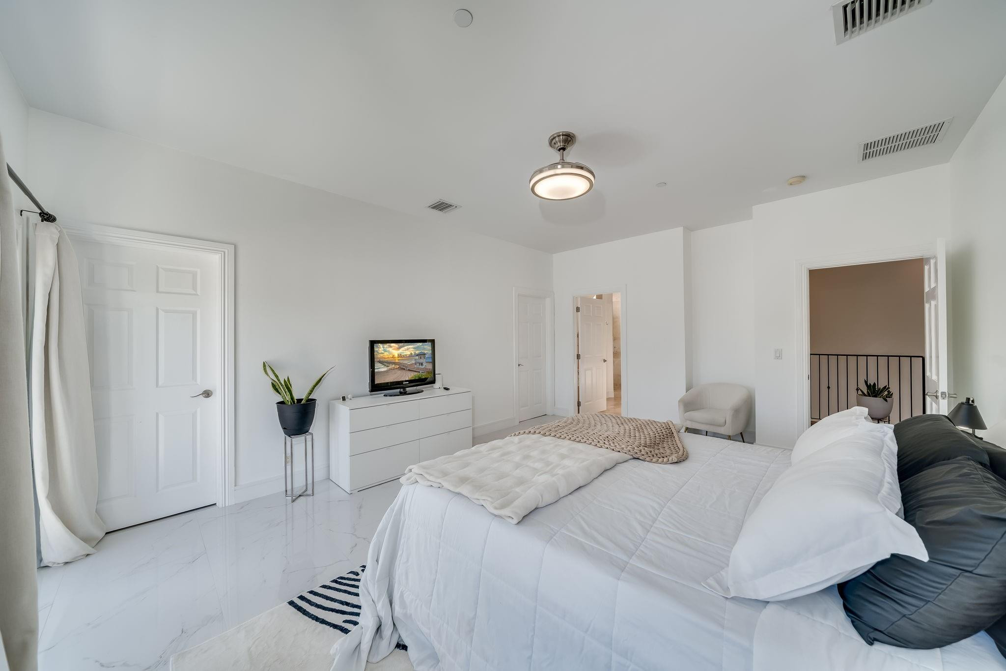 1112 NE 17th #1112 Fort Lauderdale, FL 33304