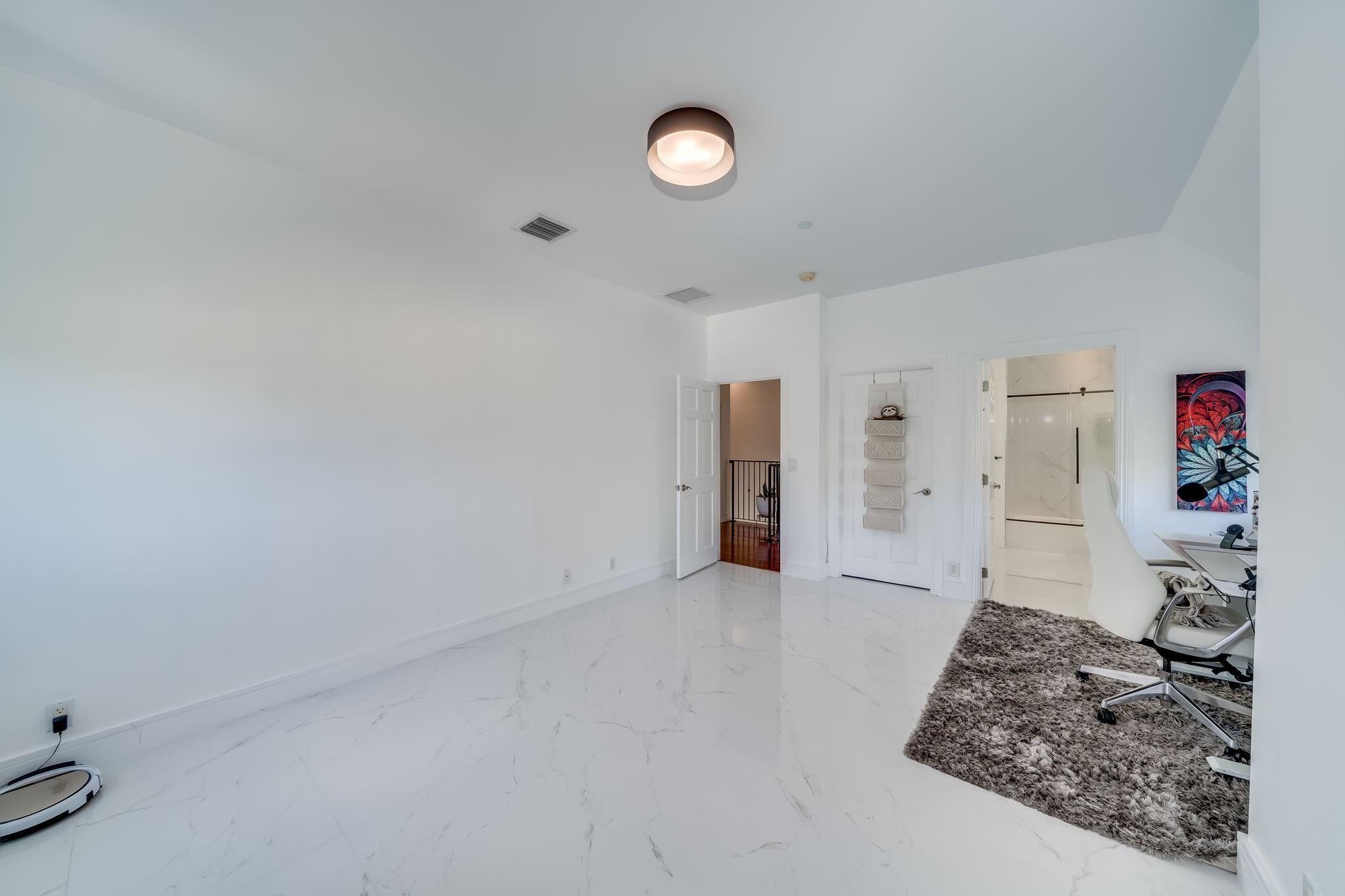 1112 NE 17th #1112 Fort Lauderdale, FL 33304