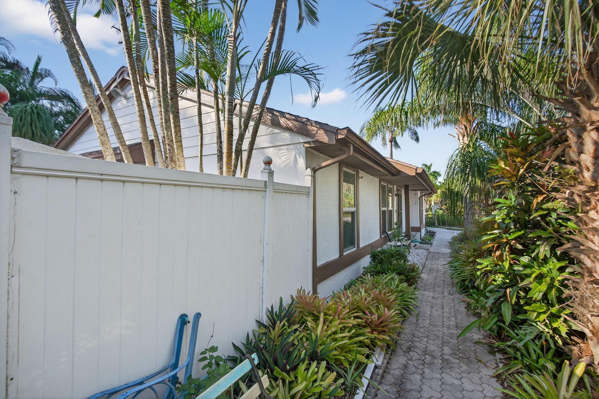 380 N Caloosahatchee Ave Jupiter, FL 33458