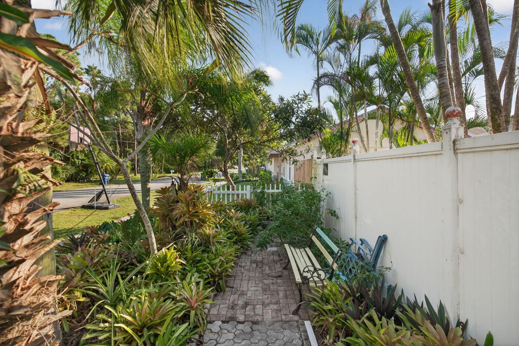 380 N Caloosahatchee Ave Jupiter, FL 33458