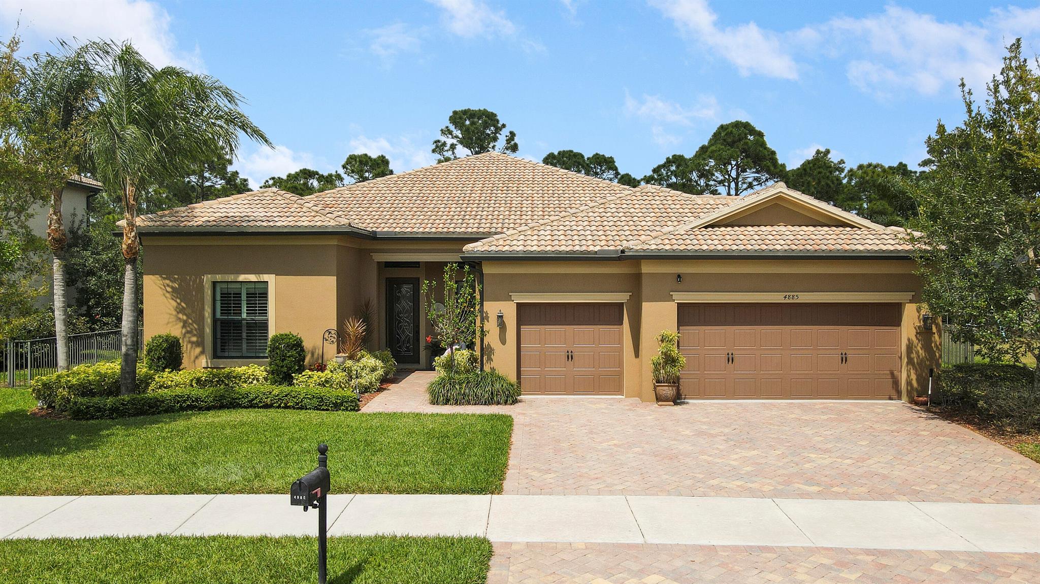 4885 SW Gossamer Cir