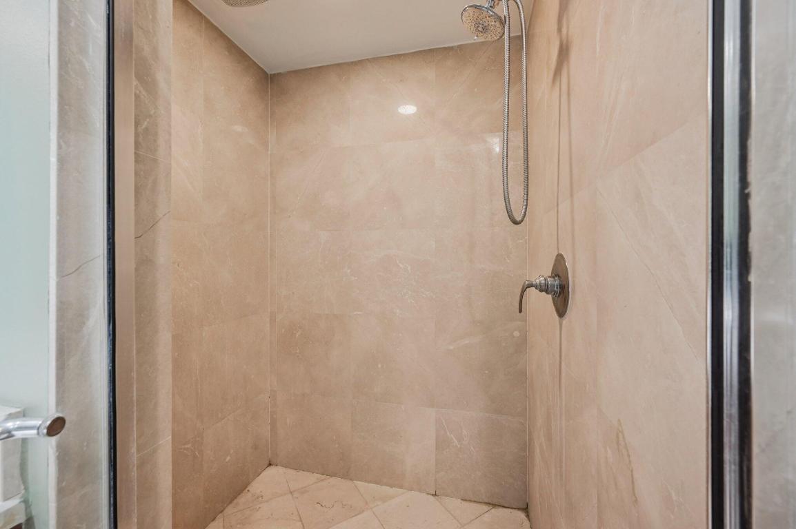 2640 Lake Shr #1810 Riviera Beach, FL 33404