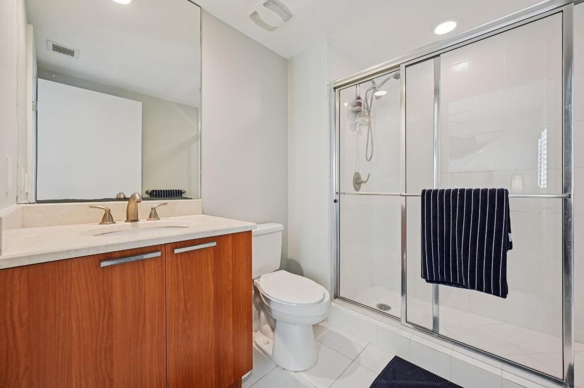 2640 Lake Shr #1810 Riviera Beach, FL 33404