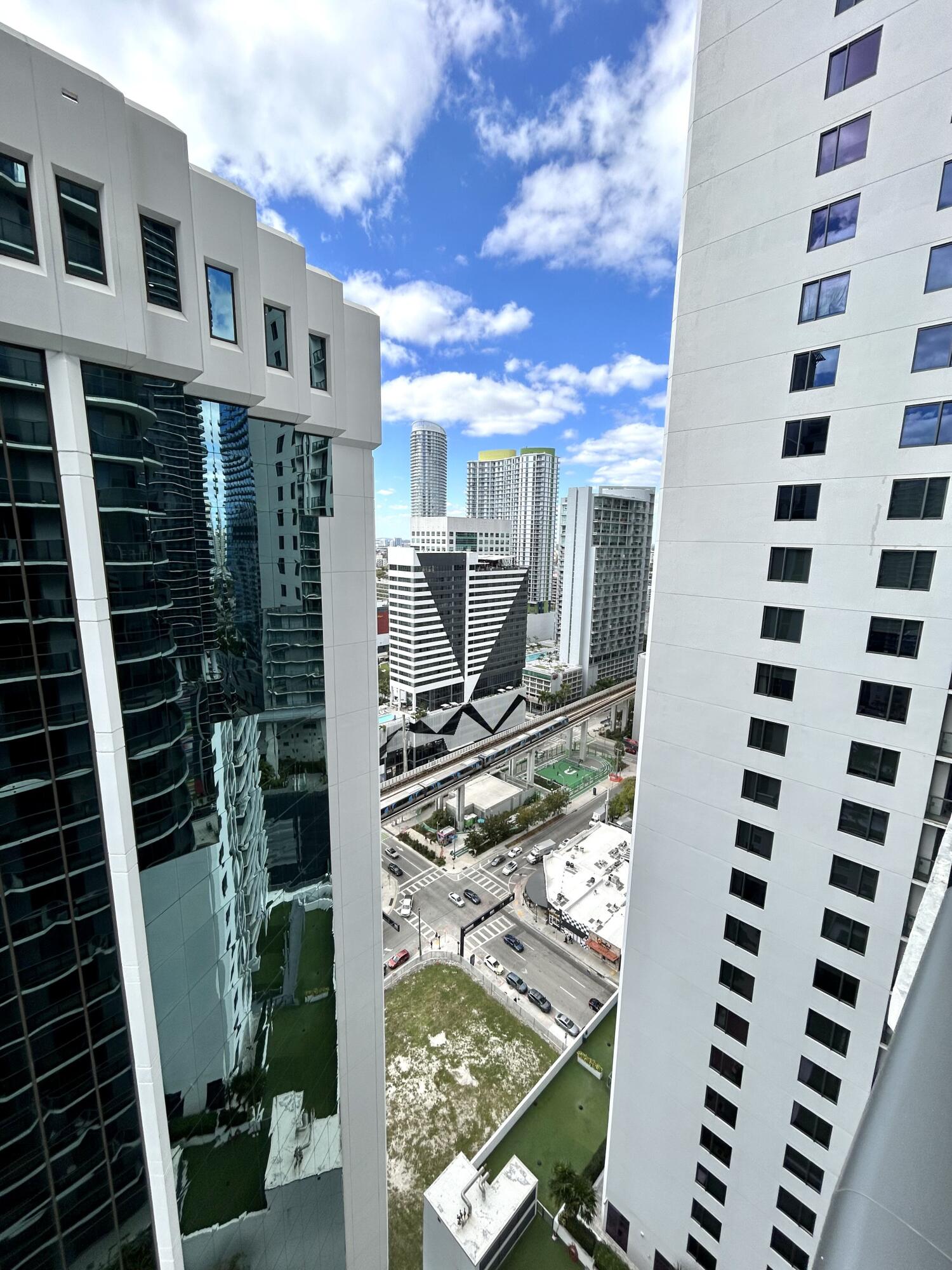 image Brickell Heights West32
