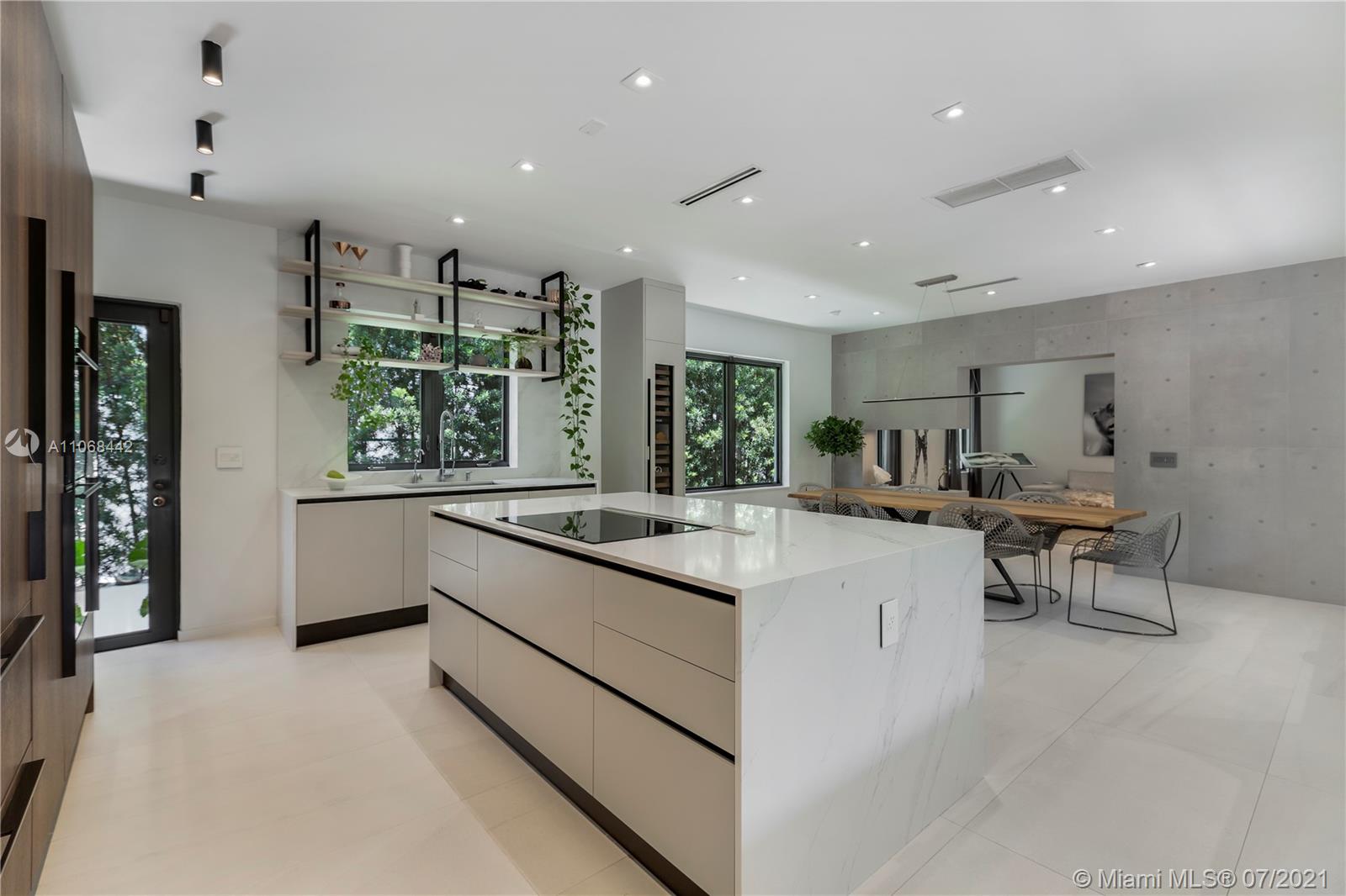 725 W 49th St